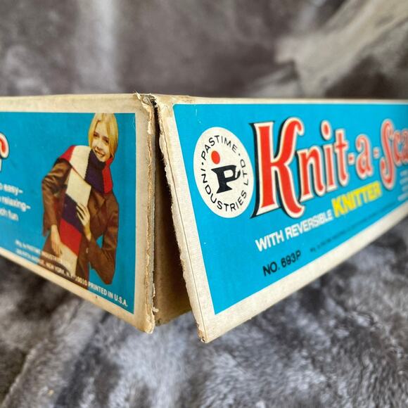 Vintage Pastime Knit A Scarf Craft Kit Toy No Knitting Needle Original Yarn Loom - Picture 8 of 9